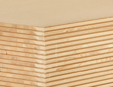 Nahaufnahme einer Tischlerplatte mit mehrschichtigem Holzaufbau, ideal für den Möbel- und Innenausbau.