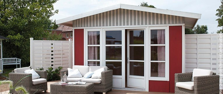 Gartenhaus mit angrenzender Terrasse, ausgestattet mit Gartenmöbeln, umgeben von einem grünen Garten.