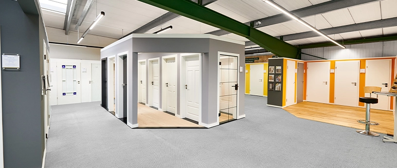 Rundum-Präsentation verschiedenster Türmodelle in moderner Ausstellung mit großem Auswahlbereich.