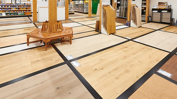 Übersichtlicher Bodenstudio-Showroom mit zahlreichen verlegten Bodenmustern – Holz, Designbelag, Kork und mehr.
