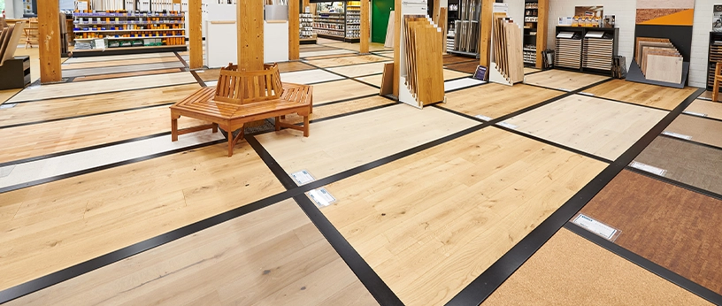 Übersichtlicher Bodenstudio-Showroom mit zahlreichen verlegten Bodenmustern – Holz, Designbelag, Kork und mehr.