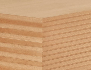 Nahaufnahme einer MDF-Platte mit feiner Schichtung, ideal für Möbelbau und Innenausbau.