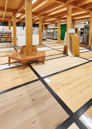 Übersichtlicher Bodenstudio-Showroom mit zahlreichen verlegten Bodenmustern – Holz, Designbelag, Kork und mehr.