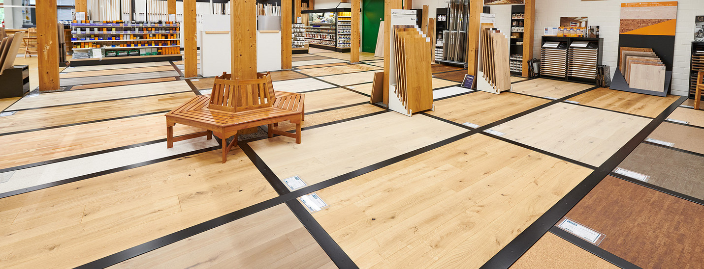 Übersichtlicher Bodenstudio-Showroom mit zahlreichen verlegten Bodenmustern – Holz, Designbelag, Kork und mehr.