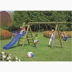 Garten mit spielenden Kindern auf einem Spielgerät mit Rutsche und Schaukel