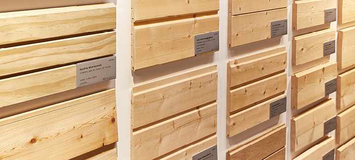Ausschnitt einer Ausstellung mit verschiedenen Hobelwaren-Elementen