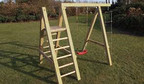 Gartenspielgerät mit Klettergerüst und einer Schaukel