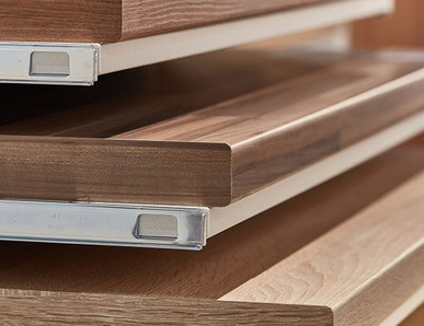 Gestapelte Holzarbeitsplatten mit Metallschienen, ideal für Küchen- und Möbelbau.