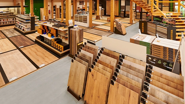 Große Boden-Ausstellung mit verlegten Parkett-, Vinyl- und Designböden sowie vielen Mustertafeln zur Auswahl.