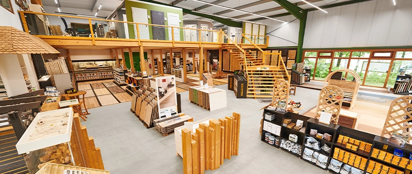 Vielfältige Ausstellung im Holz-Zentrum Voß mit Türen, Bodenmustern und Holzprodukten auf zwei Ebenen.