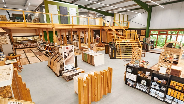 Vielfältige Ausstellung im Holz-Zentrum Voß mit Türen, Bodenmustern und Holzprodukten auf zwei Ebenen.