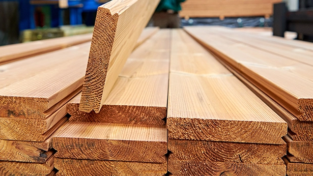 Detailaufnahme von glatt gehobelten Holzprofilbrettern – hochwertige Verarbeitung und schöne Holzmaserung.
