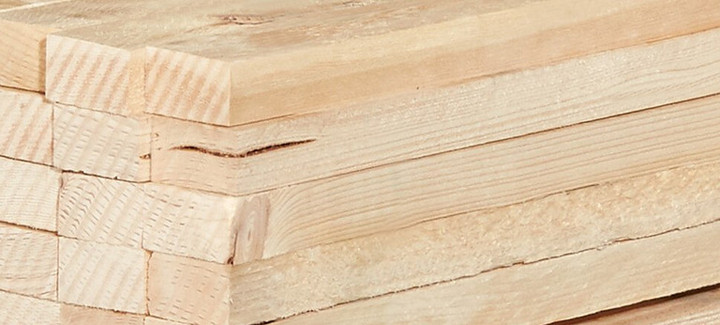 Gestapelte Dachlatten bereit für den Einsatz im Holzbau.