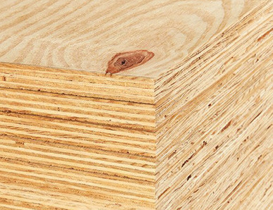 Nahaufnahme von Bausperrholz mit sichtbarer Schichtenverleimung und natürlicher Holzmaserung.