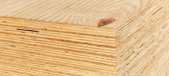 Nahaufnahme von Bausperrholz mit sichtbarer Schichtenverleimung und natürlicher Holzmaserung.