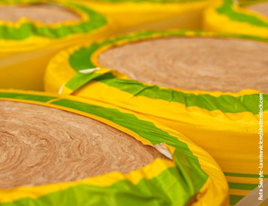 Gerollte Dämmwolle in gelb-grüner Verpackung, bereit für den Einsatz in Wärmedämmung und Schallschutz.